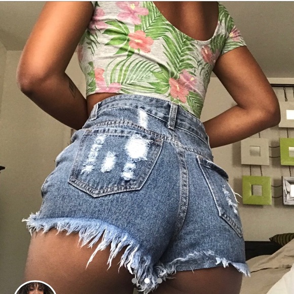 the world’s shortest shorts - Picture 2 of 3